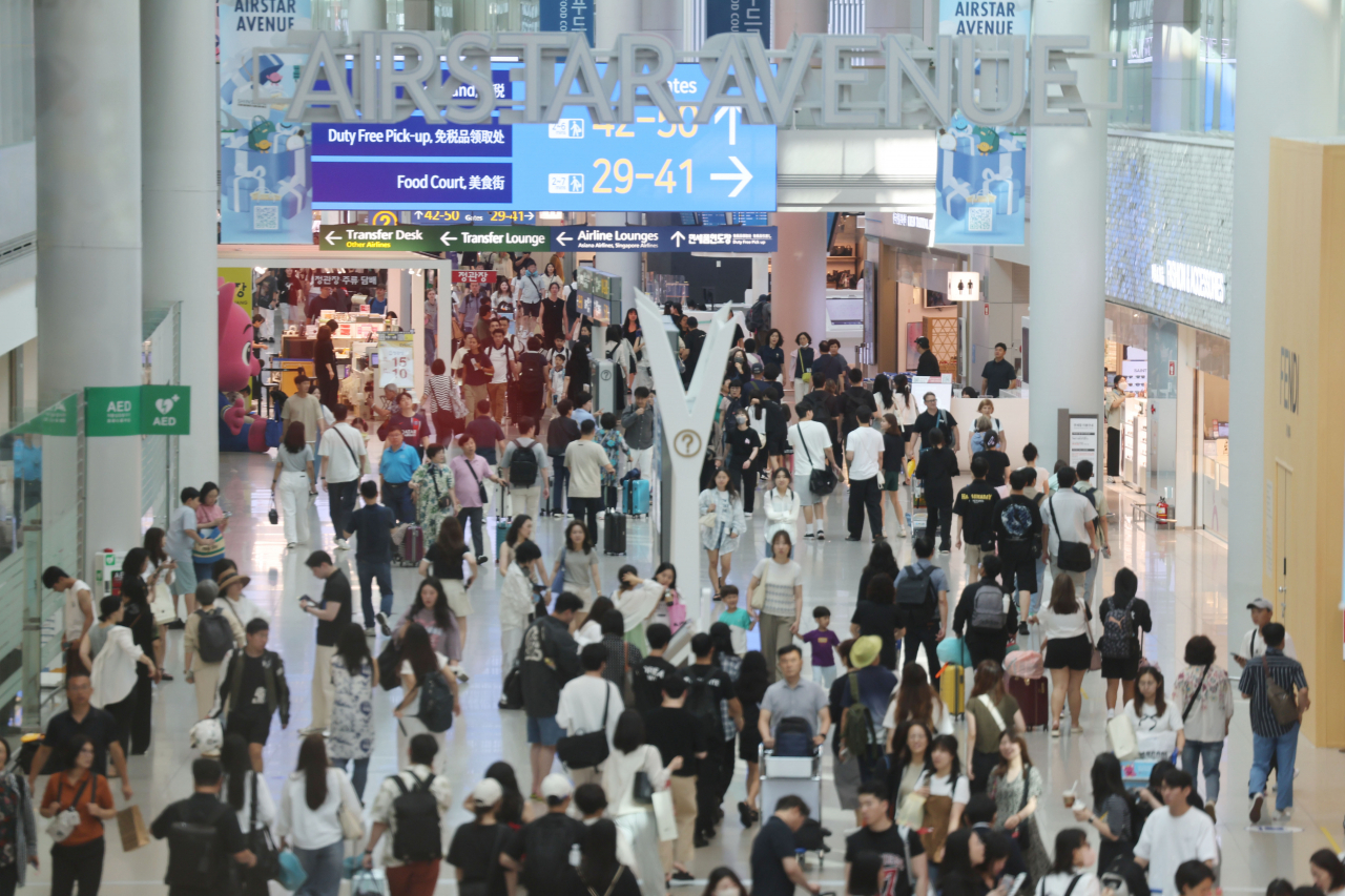 15일 오전 인천국제공항 1터미널 면세구역에서 여행객들이 이동하고 있다. 연합뉴스