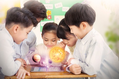 Choose for your kids: AI textbooks or classic physical books?