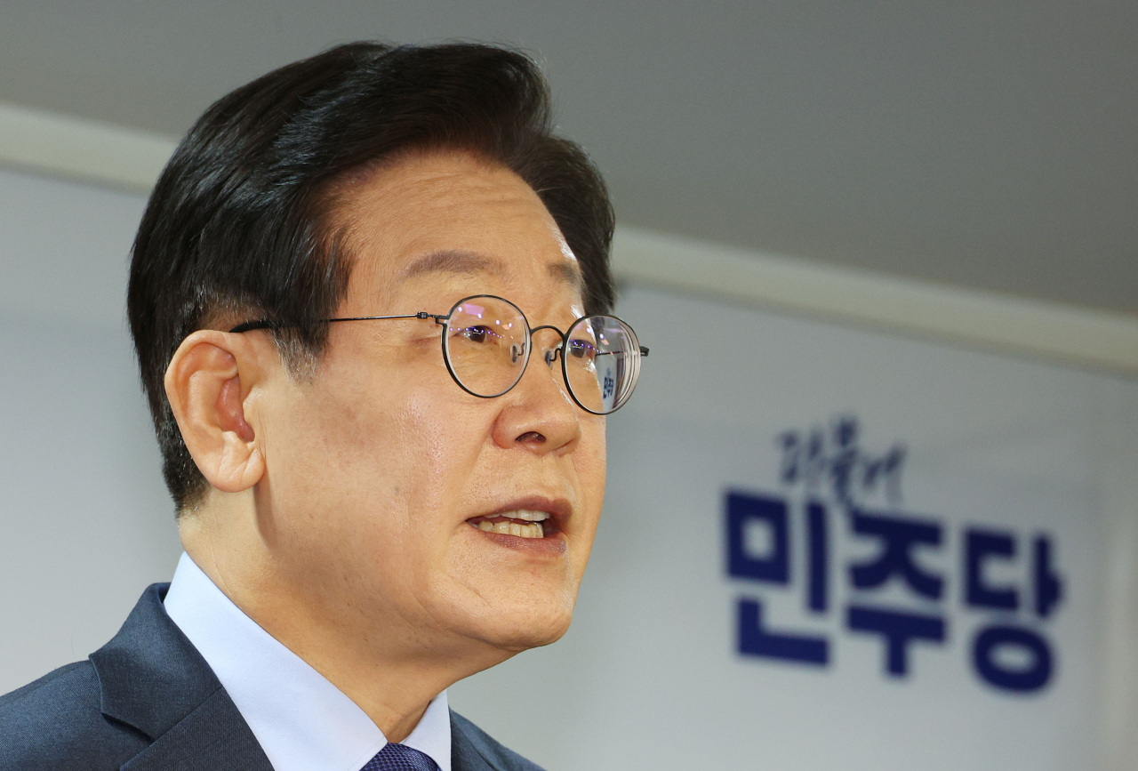 이재명 전 더불어민주당 대표가 10일 오전 서울 여의도 중앙당사에서 당대표 출마 선언 기자회견을 하고 있다. [연합]