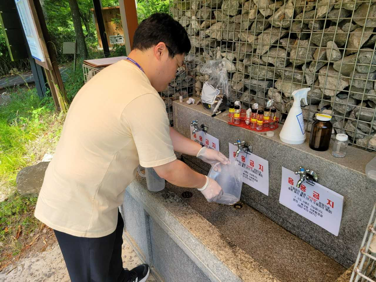 보건 당국이 장마철 산행이나 야외활동 때 약수터 등 음용을 자제하라고 당부했다.