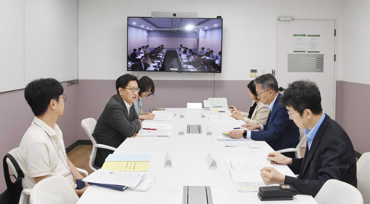 김범석 기획재정부 1차관(왼쪽 가운데)과 김민석 고용노동부 차관(오른쪽 가운데)이 17일 오전 서울 종로구 정부서울청사에서 열린 '제18차 일자리TF 회의'를 주재, 모두발언을 하고 있다. [기획재정부 제공]