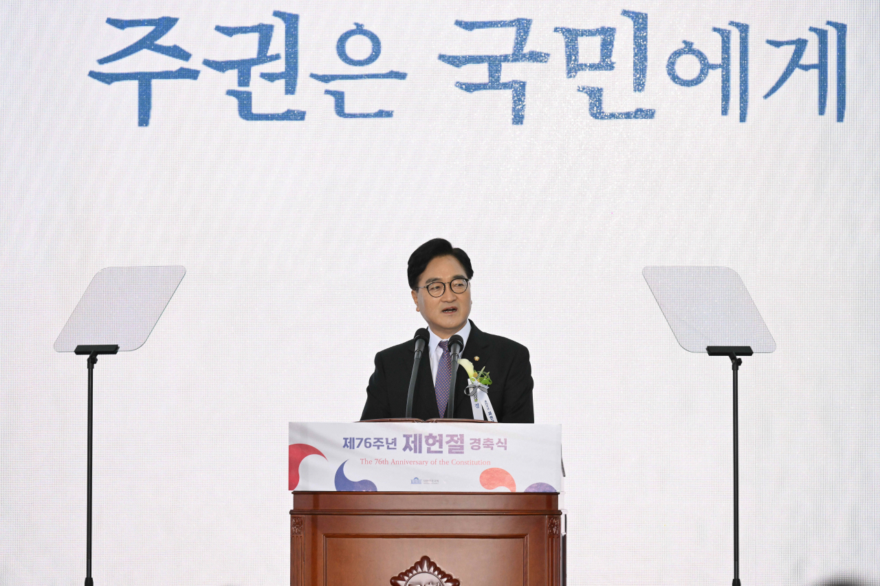 우원식 국회의장이 제헌절 76주년 경축식을 맞아 17일 국회 로텐더홀에서 경축사를 하고 있다. [연합]