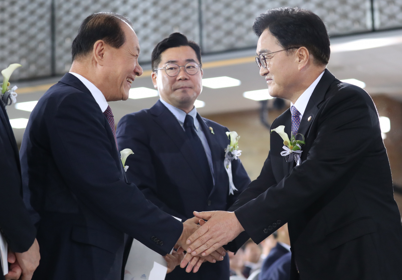 우원식 국회의장과 국민의힘 황우여 비상대책위원장이 17일 국회에서 열린 제76주년 제헌절 기념식에서 악수하고 있다. [연합]