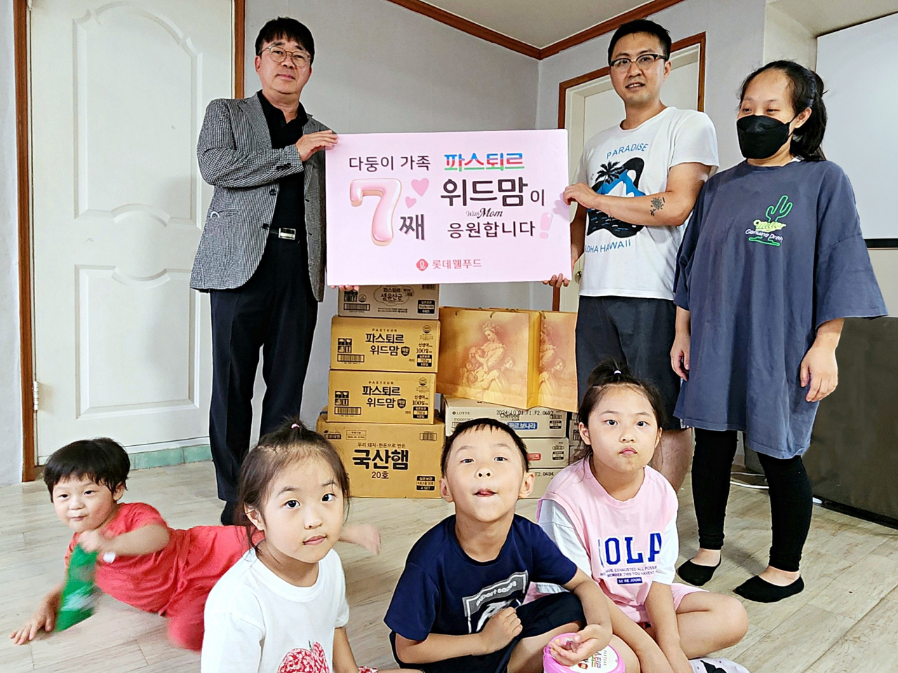 이석원 롯데웰푸드 푸드영업전략부문장(왼쪽)이 지난 15일 일곱째를 출산한 다자녀 가정에 축하 선물을 전달하고 향후 파스퇴르 영유아식 제품 후원을 약속했다. [롯데웰푸드 제공]