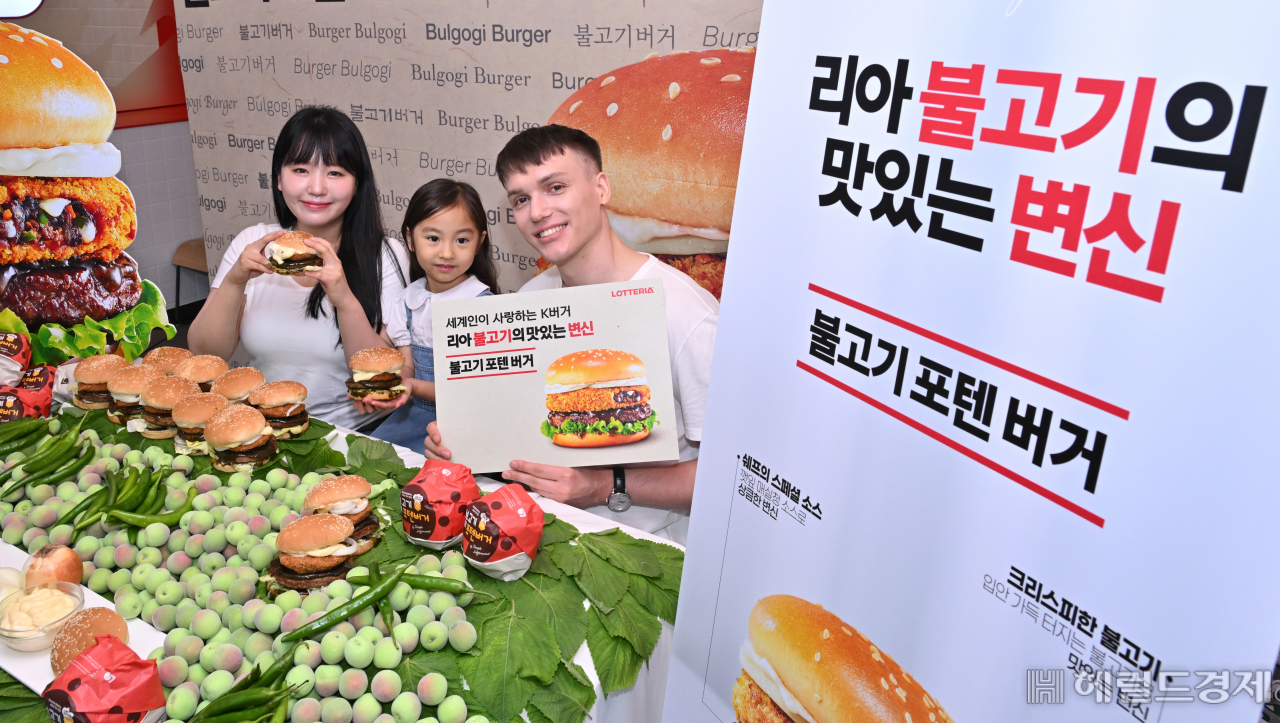 롯데 GRS 버거 프랜차이즈 롯데리아가 17일 오전 서울 용산구 롯데리아 숙대입구역점에서 신제품 ‘불고기포텐버거’ 출시행사를 진행한 가운데 모델들이 제품을 선보이고 있다. 임세준 기자