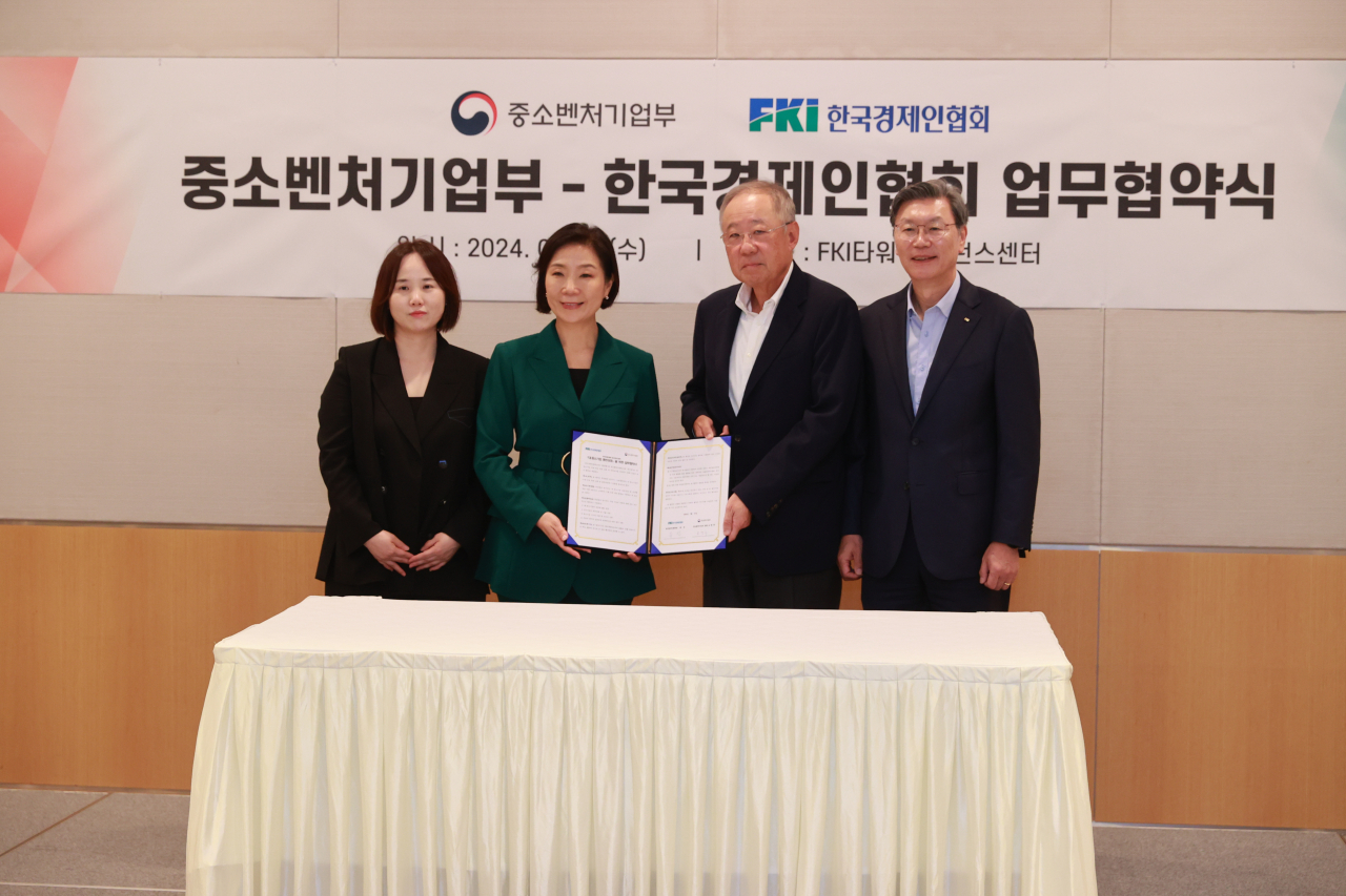 오영주(왼쪽 두 번째) 중소벤처기업부 장관이 17일 서울 영등포구 FKI타워에서 열린 ‘중소벤처기업부-한국경제인협회 업무협약식’에서 대기업과 중소기업 간 동반성장을 위한 업무협약을 체결한 후 류진(왼쪽 세번째) 한국경제인협회장을 비롯한 관계자들과 기념 촬영을 하고 있다.[중기부 제공]
