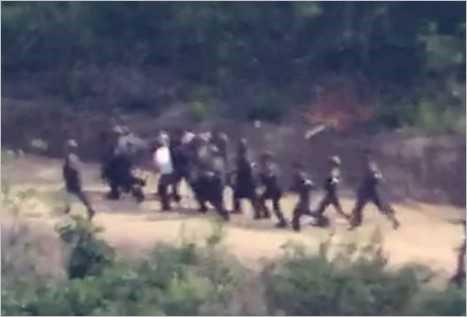 신원식 국방부 장관은 17일 소집한 ‘북 도발 및 재해재난 대비 긴급지휘관회의’에서 “지금 우리는 북한의 도발 위협과 예측하기 어려운 자연재해까지 대비해야 하는 복합적인 위기 상황에 직면해 있다”고 진단했다. 북한군이 비무장지대(DMZ) 일대에서 지뢰매설 작업 중 부상을 입은 환자를 수송하는 모습. [국방부 제공]