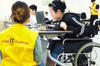지난 16일 서울 여의도에서 열린 글로벌 장애 청소년 IT챌린지 예선에서 한국 장애 청소년이 파워포인트 활용 능력 평가에 참여하고 있다. [LG전자 제공]