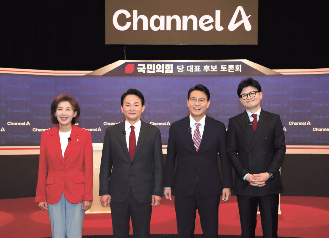국민의힘 나경원(왼쪽부터), 원희룡, 윤상현, 한동훈 당 대표 후보가 16일 오후 서울 마포구 상암동 채널A 스튜디오에서 열린 3차 당 대표 후보 방송토론회 시작에 앞서 기념촬영을 하고 있다. [연합]