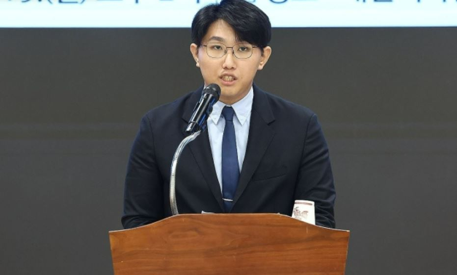 채동영 대한의사협회 홍보 이사가 지난 15일 오후 서울 용산구 의협 회관에서 열린 '올바른 의료를 위한 특별위원회' 관련 사실 정정 및 현안 관련 기자회견에서 발언하고 있다.[연합]