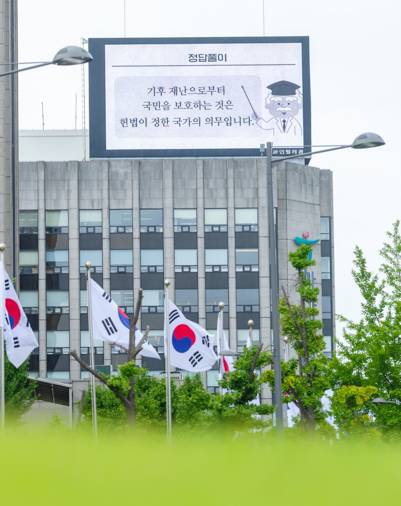 “이 광고 뭐야?” 제헌절 광화문 한복판에 등장한 퀴즈…정답은? [지구, 뭐래?]