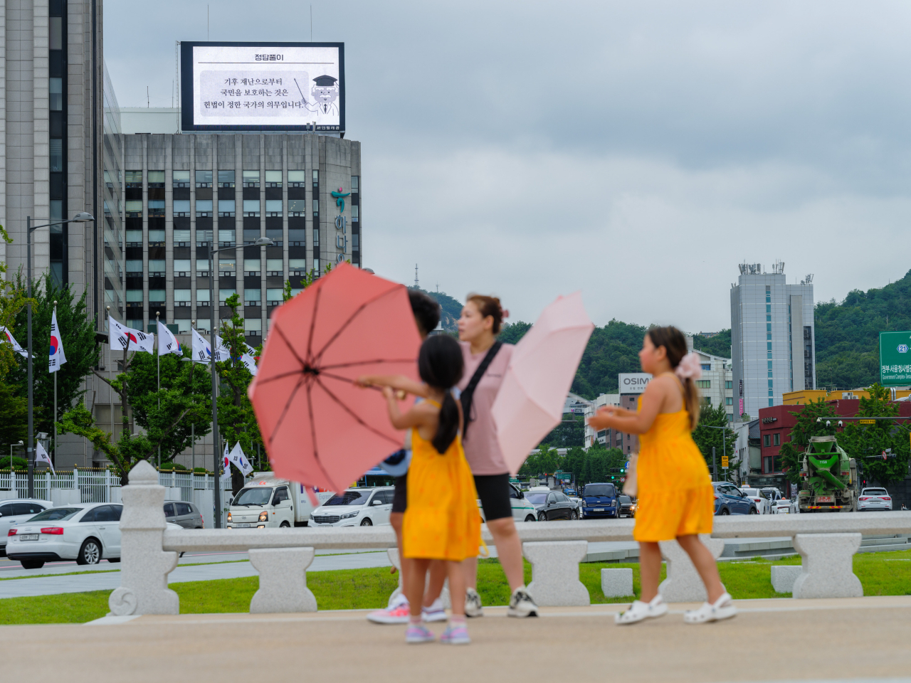 “이 광고 뭐야?” 제헌절 광화문 한복판에 등장한 퀴즈…정답은? [지구, 뭐래?]