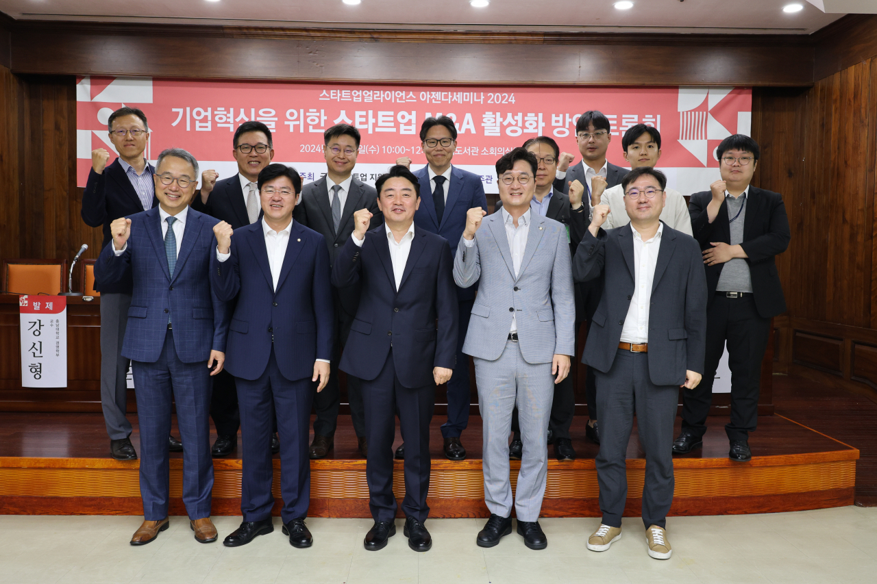 박상혁(앞줄 왼쪽 두 번째)·강훈식(앞줄 가운데)·장철민(앞줄 오른쪽 두 번째) 더불어민주당 의원이 17일 국회도서관에서 열린 ‘기업혁신을 위한 스타트업M&A 활성화 방안 토론회’에서 기념 사진을 촬영하고 있다. [강훈식 의원실 제공]