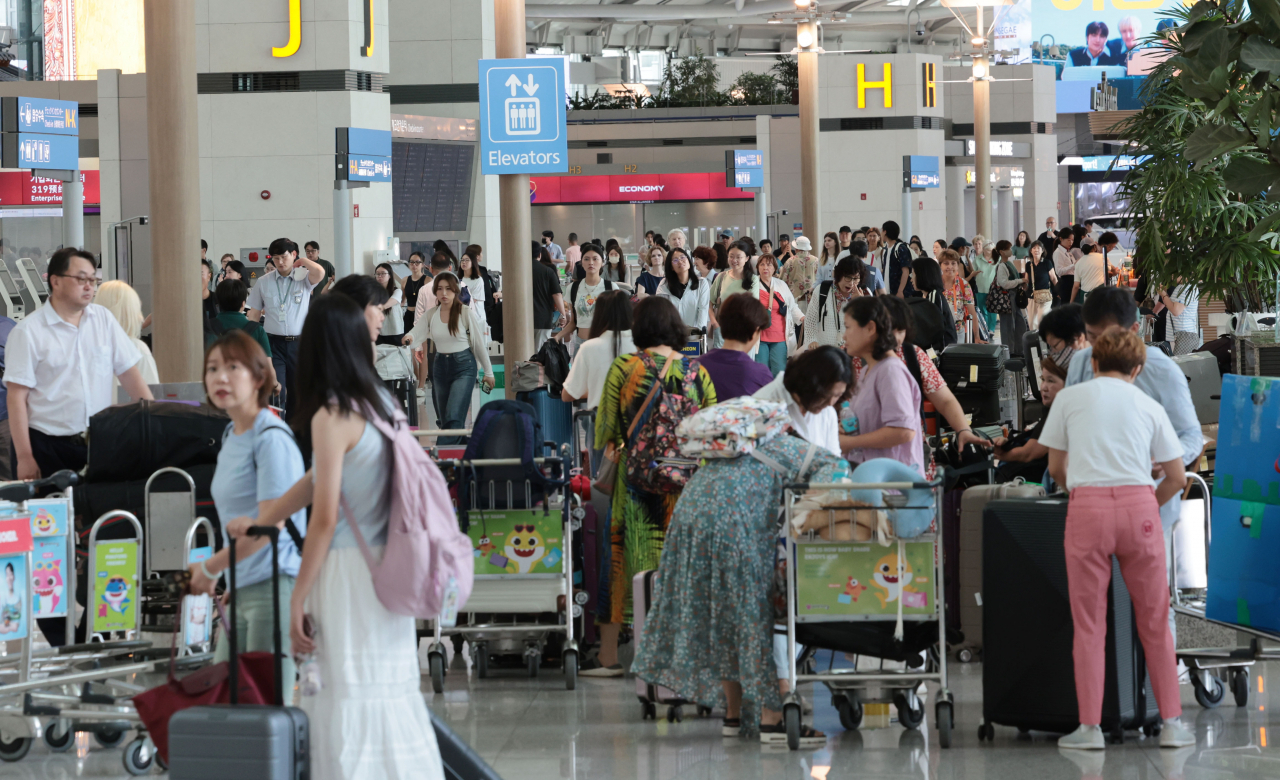 16일 인천국제공항 제1여객터미널 출국장에서 여름 휴가철을 맞아 해외로 출국하려는 여행객들이 탑승수속을 위해 기다리고 있다. [연합]