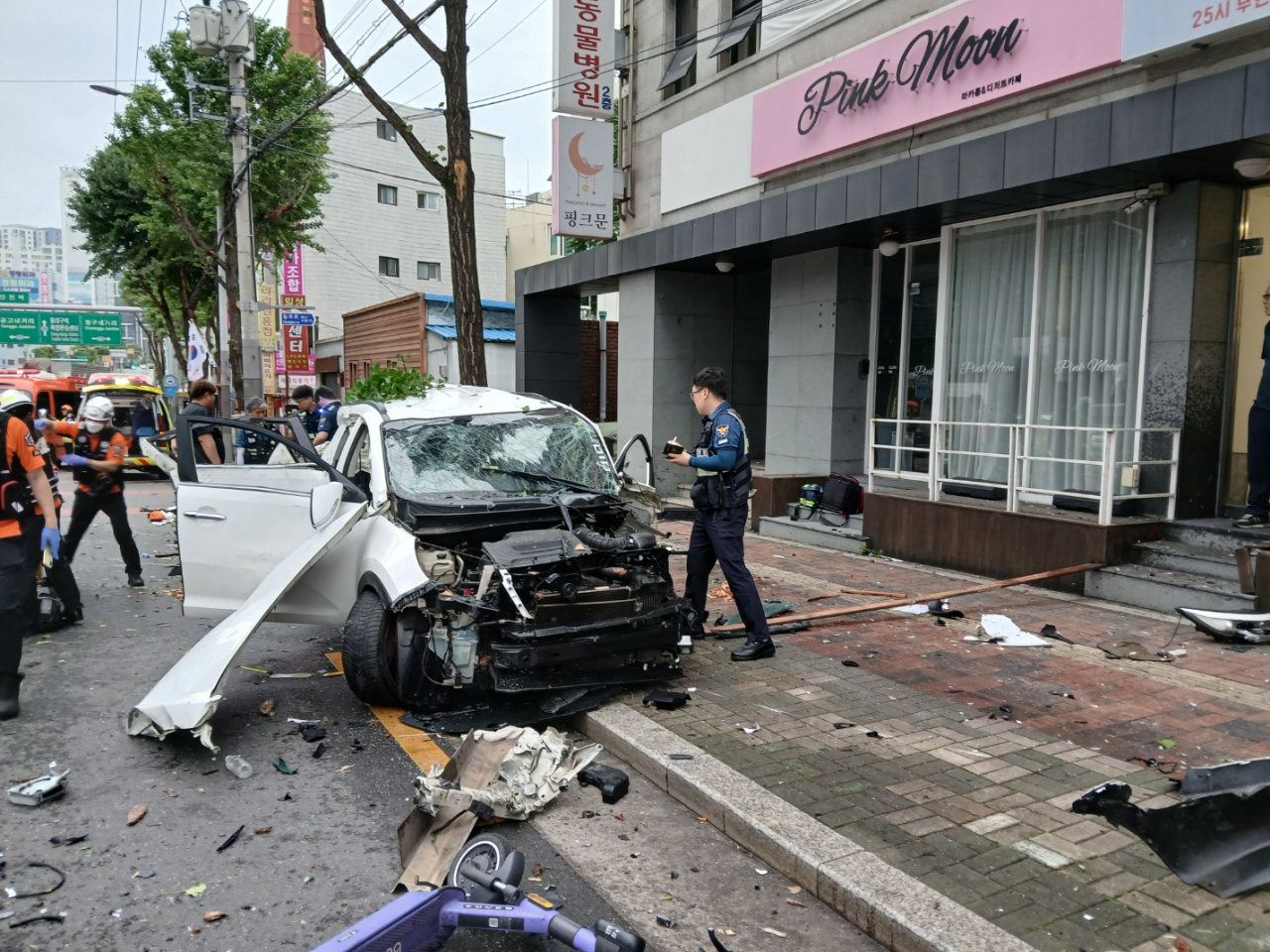 17일 오전 대구 동구 신천동 3차선 도로에서 스포티지 차량이 인도로 돌진하는 사고가 발생해 경찰 등이 현장을 수습하고 있다.[대구소방안정본부 제공]