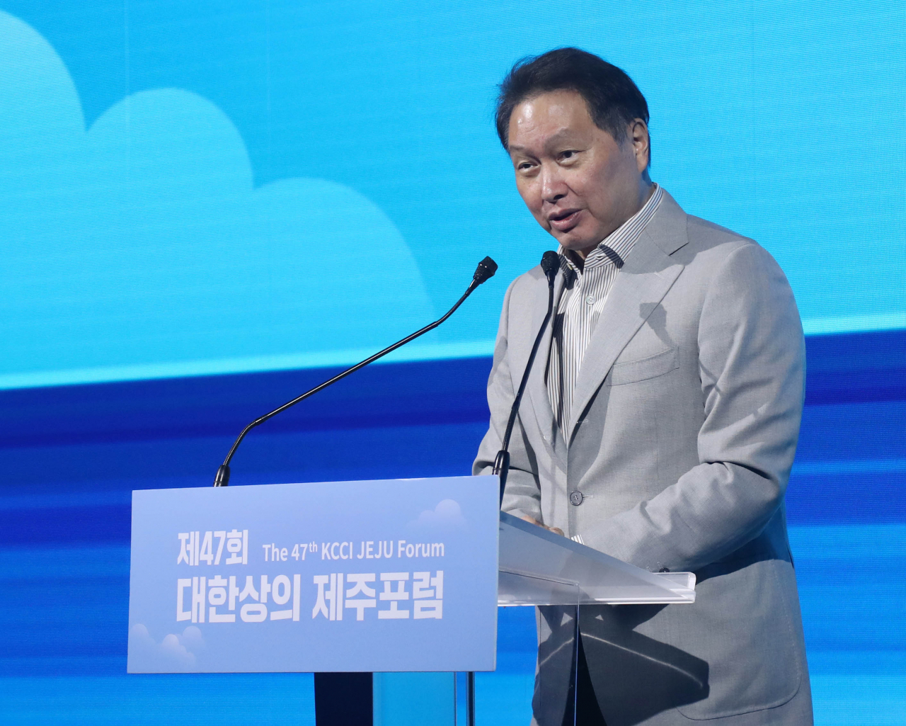 최태원 대한상의 회장이 17일 제주 신라호텔에서 열린 대한상의 제주포럼에서 개회사를 하고 있다. [대한상의 제공]