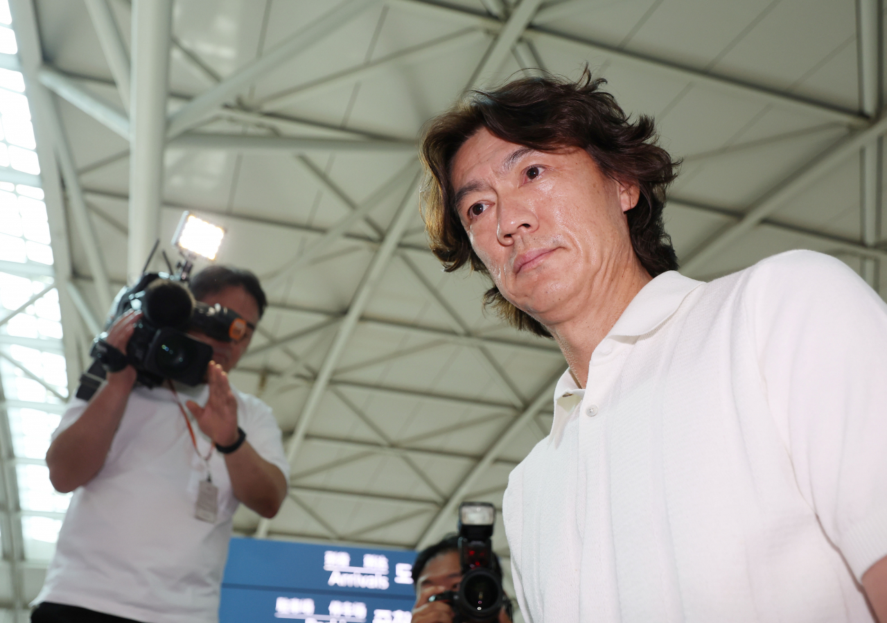 한국 축구대표팀의 새 사령탑으로 선임된 홍명보 감독이 자신을 보좌할 외국인 코칭스태프 선임 관련 업무를 처리하고자 15일 오전 인천국제공항을 통해 출국하고 있다. 연합뉴스