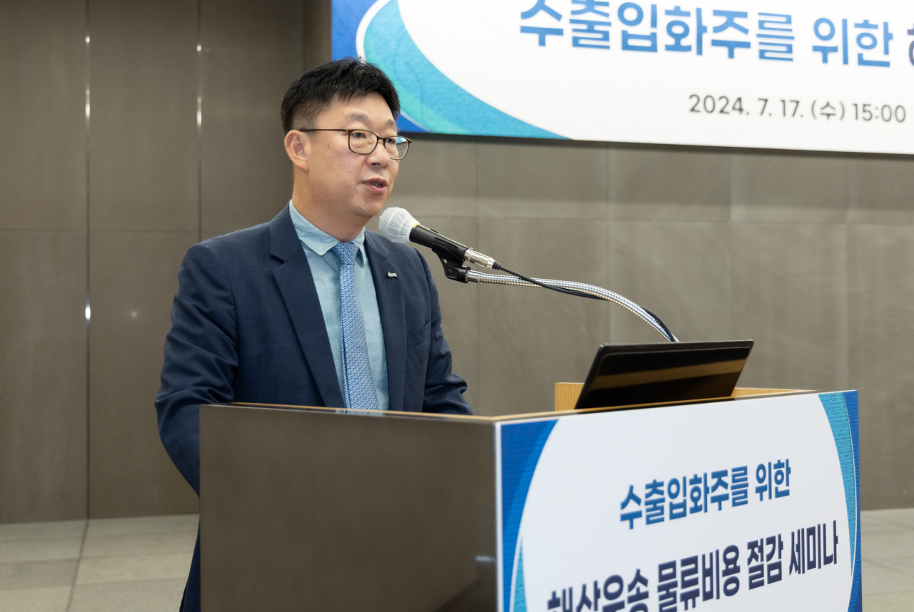이봉걸 한국무역협회 물류서비스실장이 지난 17일 서울 강남구 삼성동 트레이드타워에서 열린 ‘해상운송 물류비용 절감 세미나’에서 인사말을 하고 있다. [한국무역협회 제공]