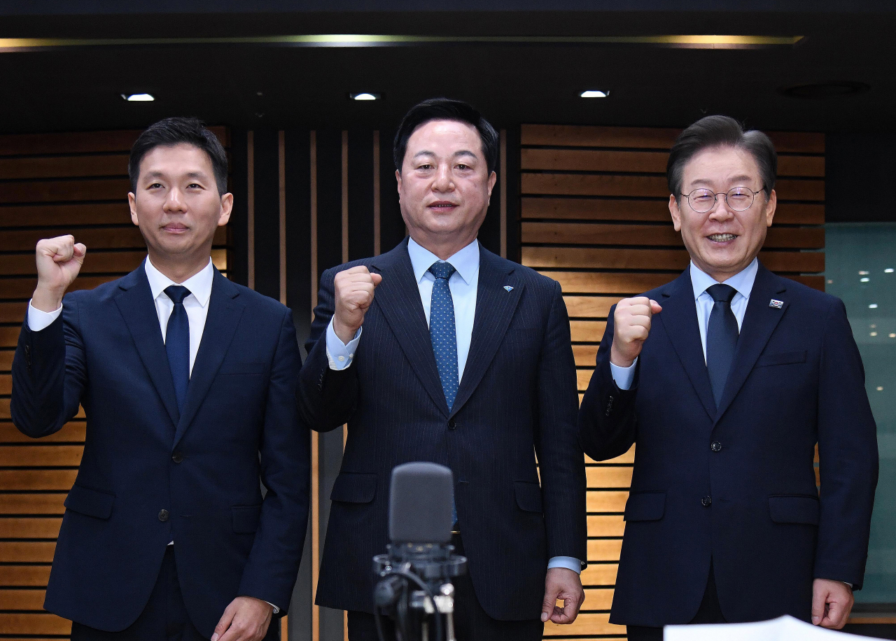 더불어민주당 김지수(왼쪽부터), 김두관, 이재명 당대표 후보가 18일 오전 서울 양천구 CBS 사옥에서 열린 더불어민주당 당대표 후보자 토론회에 앞서 기념 촬영을 하고 있다. [연합]