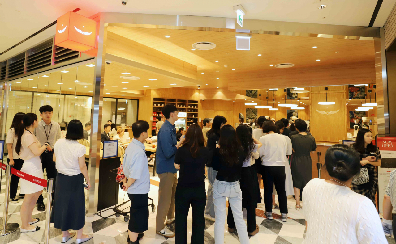 신세계백화점 본점 인텔리젠시아 커피바 앞에 사람들이 줄을 서있다. [신세계 제공]