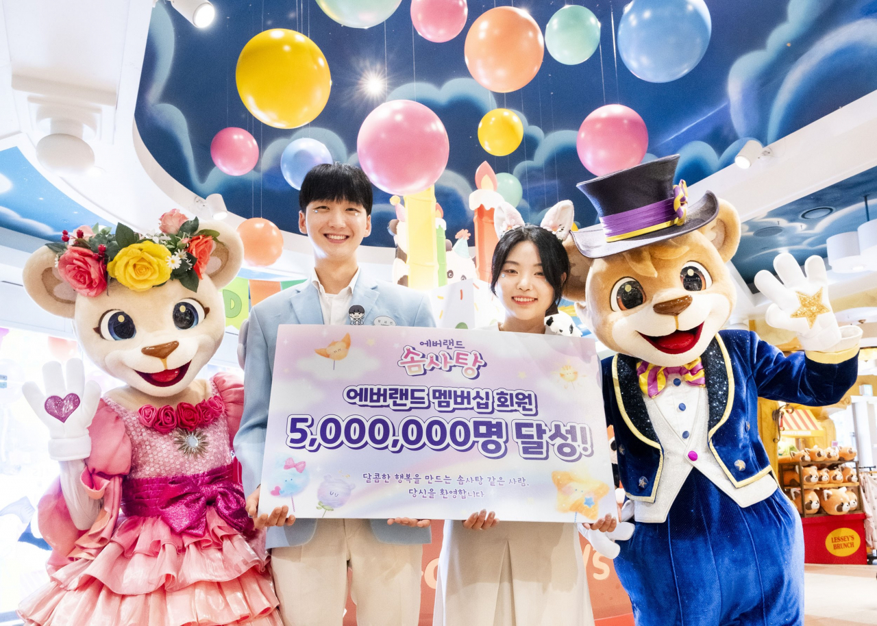 에버랜드 캐릭터와 직원들이 솜사탕 500만명 돌파 관련 이미지를 들고 있는 모습. [에버랜드 제공]
