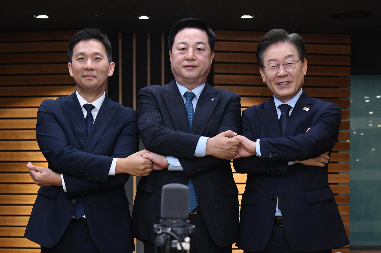 김지수(왼쪽부터), 김두관, 이재명 더불어민주당 당대표 후보가 18일 오전 서울 양천구 CBS 사옥에서 열린 더불어민주당 당대표 후보자 토론회에 앞서 기념 촬영을 하고 있다. [연합]