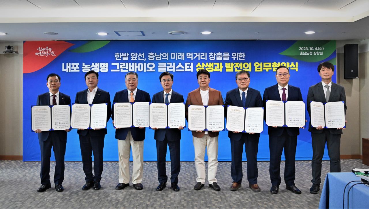 지난해 10월 4일 도청에서 김태흠 지사가 백종원 더본코리아 대표 등과 협약을 체결한 뒤 기념사진을 찍고 있다.