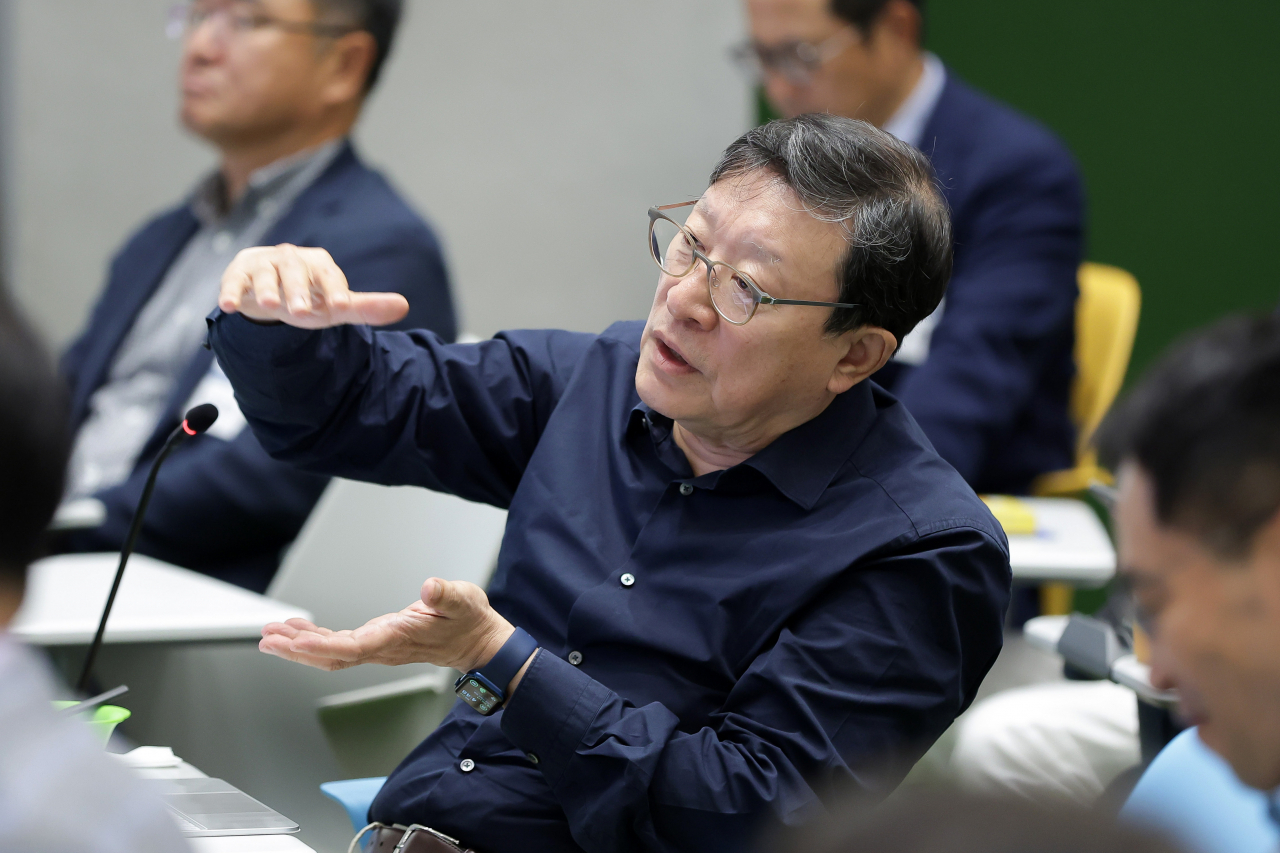 17일 오후 GS타워에서 열린 하반기 임원 모임에서 허태수 GS그룹 회장이 그룹 미래 전략에 대해 설명하고 있다. [GS 제공]