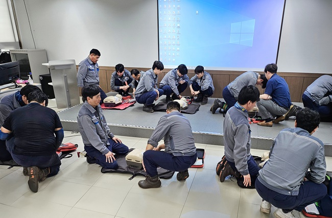 순천 성가롤로병원 응급의료센터에서 한화 계열사 직원들이 심폐소생술 실습을 하고 있다.