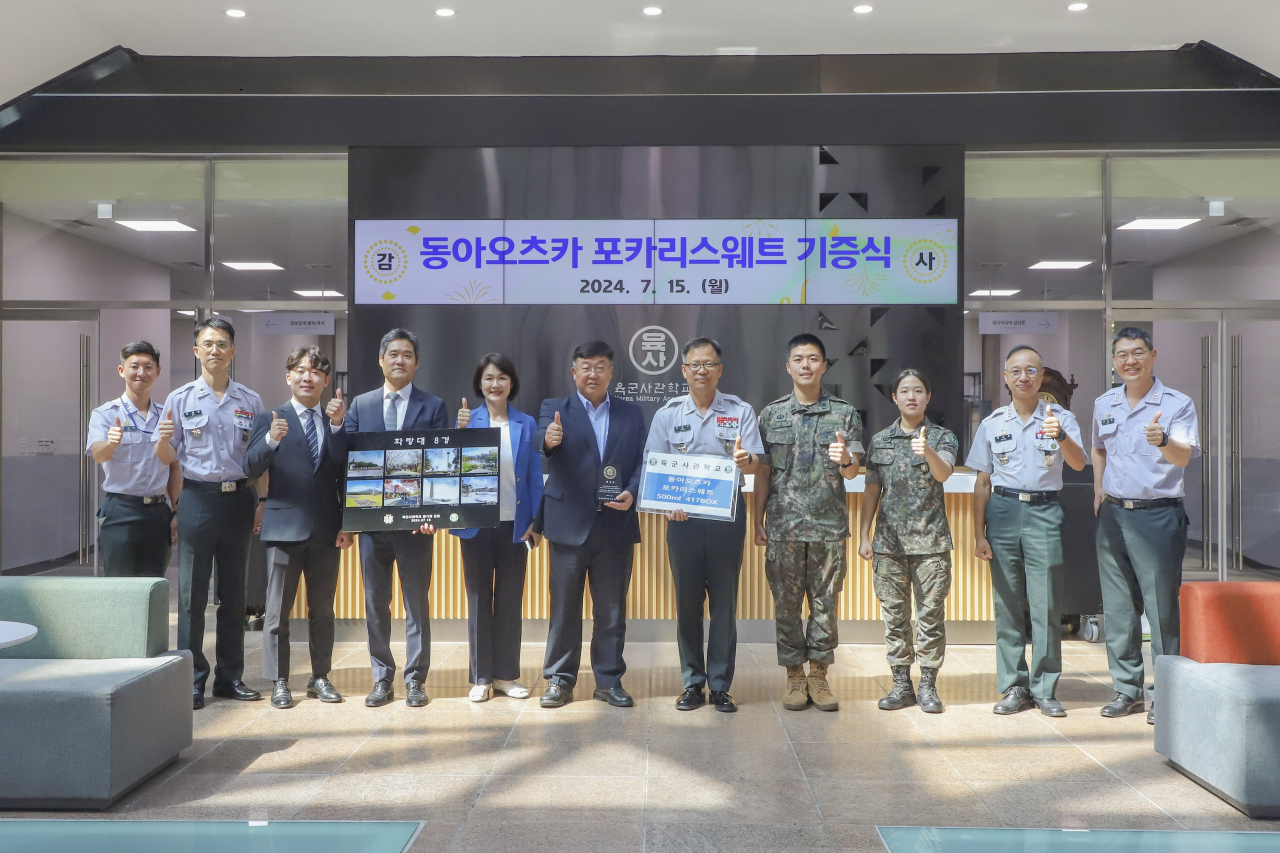 이은정(왼쪽 네 번째부터) 동아오츠카 마케팅본부 커뮤니케이션팀장, 이진숙 동아오츠카 마케팅본부 전무, 박철호 동아오츠카 대표이사 사장, 육군사관학교장 정형균 소장이 기부식에서 기념사진을 촬영하고 있다. [동아오츠카 제공]
