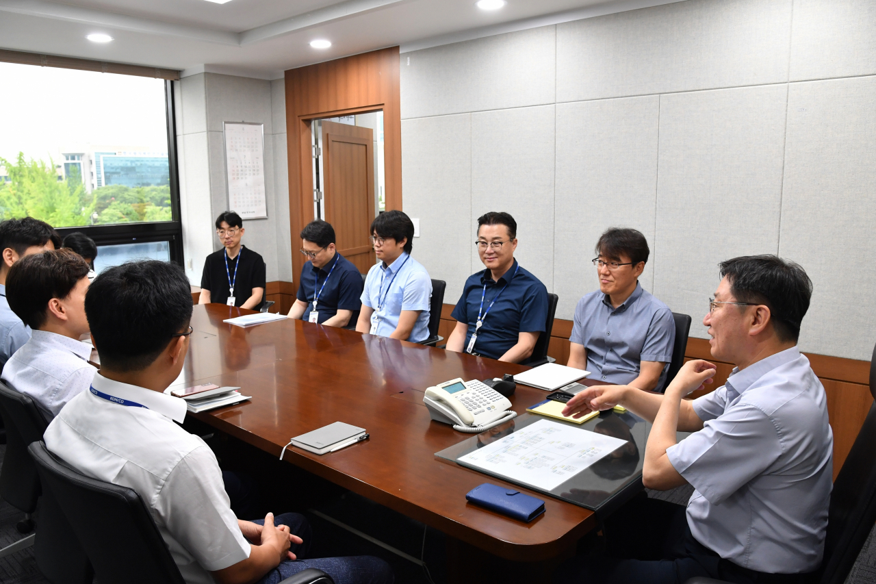 지난 16일 하반기 정기인사 승진자를 대상으로 타운홀 미팅을 연 한국조폐공사 성창훈 사장이 의견을 청취하고 있다. [한국조폐공사 제공]