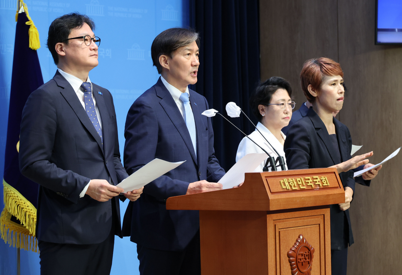 조국 조국혁신당 당대표 후보자를 비롯한 전당대회 출마자들이 18일 오전 국회 소통관에서 국민의힘 전당대회 폭로·자백 수사촉구 기자회견을 하고 있다. [연합]