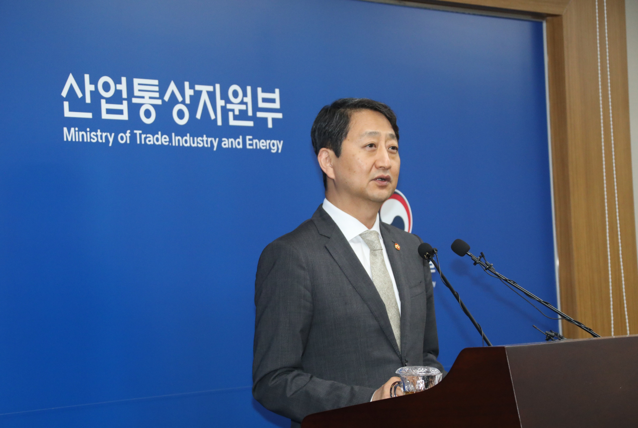 안덕근 산업통상자원부 장관이 18일 오전 정부세종청사에서 체코 신규원전 건설사업 우선협상대상자 선정과 관련한 브리핑을 하고 있다. [연합]