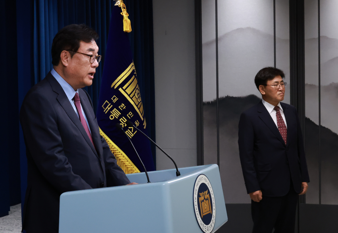 정진석 대통령 비서실장이 18일 오전 서울 용산 대통령실 청사에서 신임 과학기술정보통신부 장관에 유상임 서울대 재료공학부 교수(오른쪽) 등 정부 인사에 대해 발표하고 있다. [연합]