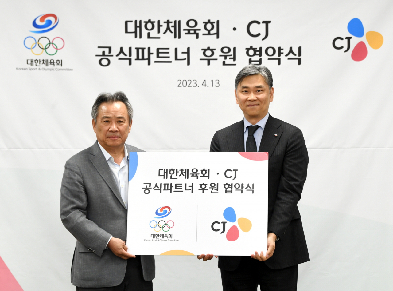김홍기 CJ 대표이사(오른쪽)와 이기흥 대한체육회 회장이 공식 파트너 후원 협약을 맺은 후 기념사진을 촬영하고 있다. [CJ그룹 제공]