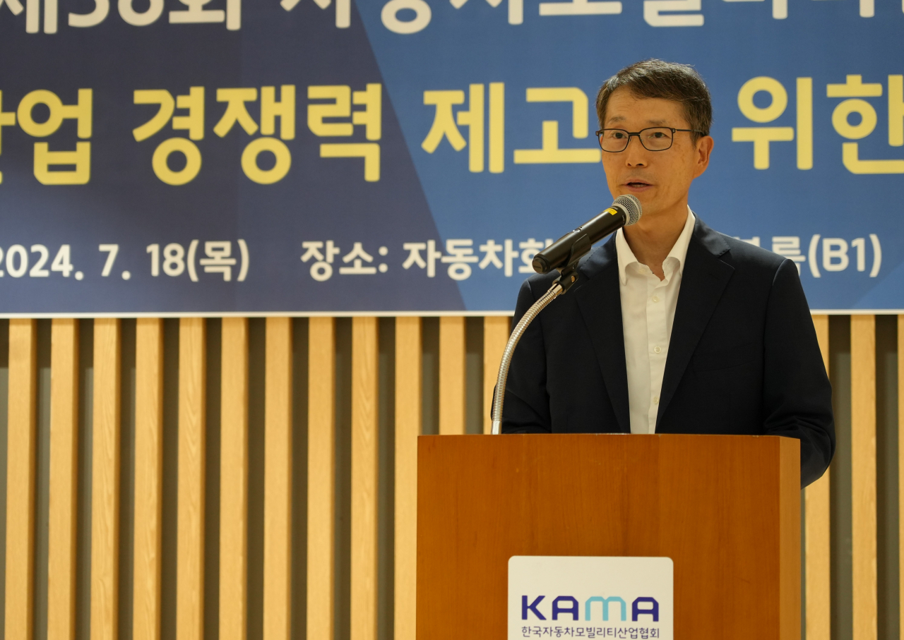 강남훈 자동차모빌리티산업연합회(KAIA) 회장이 18일 서울 서초구 자동차회관에서 열린 ‘제36회 자동차모빌리티산업발전포럼’에서 인사말을 하고 있다. [KAIA 제공]