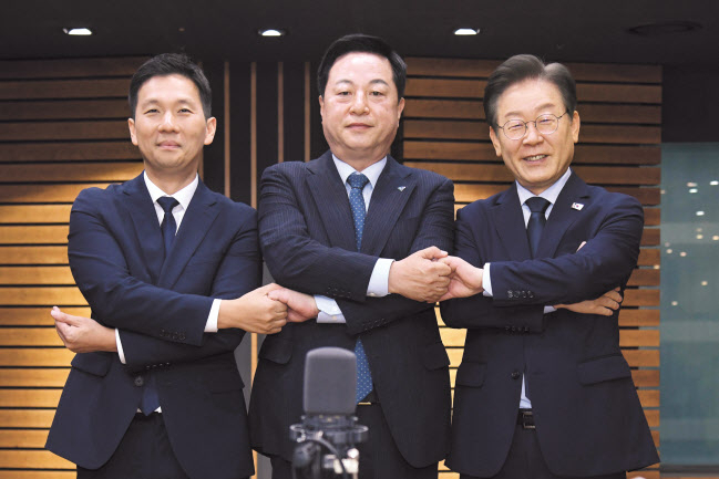더불어민주당 김지수(왼쪽부터), 김두관, 이재명 당대표 후보가 18일 오전 서울 양천구 CBS 사옥에서 열린 민주당 당대표 후보자 토론회에 앞서 기념촬영을 하고 있다. [연합]
