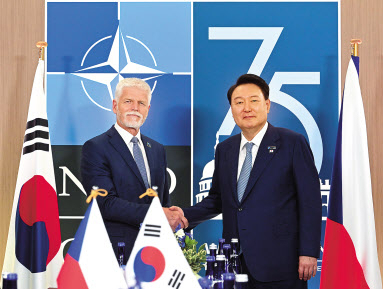 윤석열 대통령이 지난 10일(현지시간) 북대서양조약기구(NATO·나토) 75주년 정상회의가 개최된 미국 워싱턴D.C. 월터 E. 워싱턴 컨벤션센터에서 페트르 파벨 체코 대통령과 한-체코 정상회담 후 기념촬영을 하는 모습 [연합]