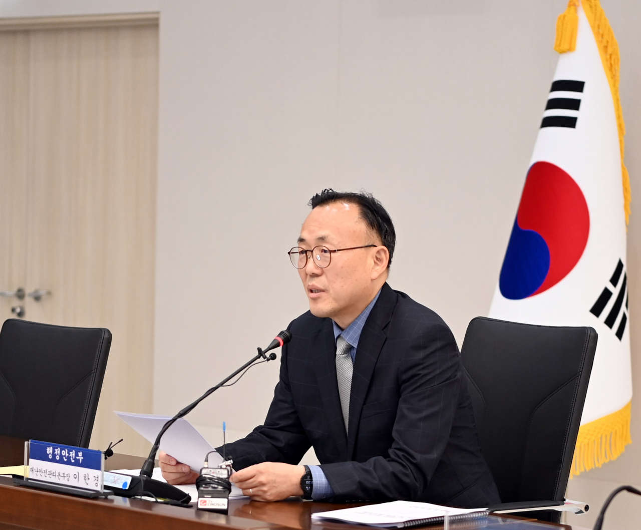 이한경 행정안전부 재난안전관리본부장이 18일 정부세종청사 중앙동 대회의실에서 열린 ‘대규모 재난 위험요수 개선 TF’ 1차 전체회의에서 인사말을 하고 있다.[행정안전부 제공]