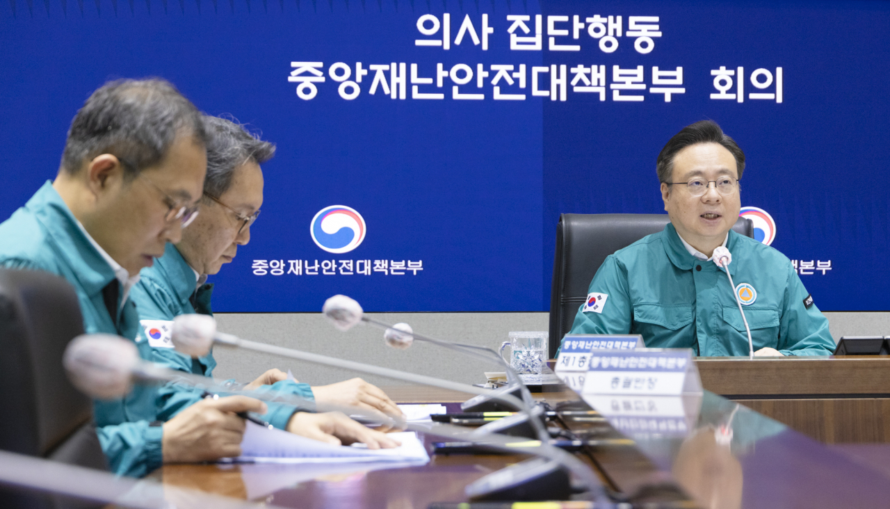 조규홍 의사 집단행동 중앙재난안전재책본부(중대본) 제1차장(보건복지부 장관)이 18일 중대본 회의를 주재하고 있다.[보건복지부 제공]