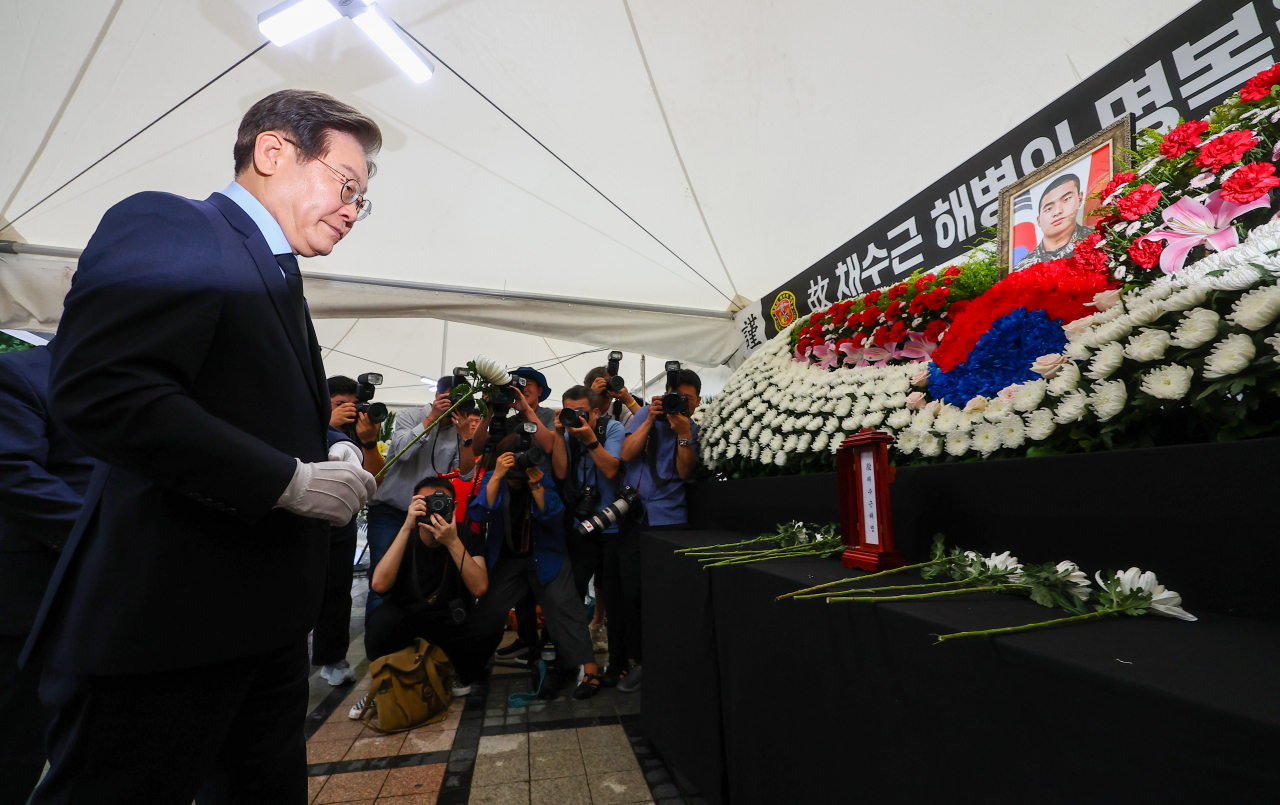 이재명 전 더불어민주당 대표가 18일 서울 중구 청계광장에 마련된 고(故) 채상병 1주기 추모 시민분향소를 찾아 헌화하고 있다. [연합]