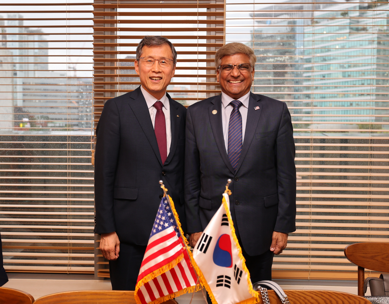 이광복(왼쪽) NRF 이사장과 세투라만 판차나탄 NSF 총재가 면담 후 기념촬영을 하고 있다.[한국연구재단 제공]