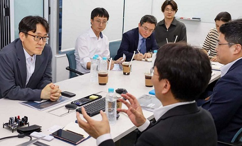 김봉덕 중소벤처기업부 벤처정책관(맨 왼쪽)과 기보 직원들이 시스템반도체 기업 ㈜아이언디바이스를 방문, 애로를 점검하고 있다. 기보 제공]