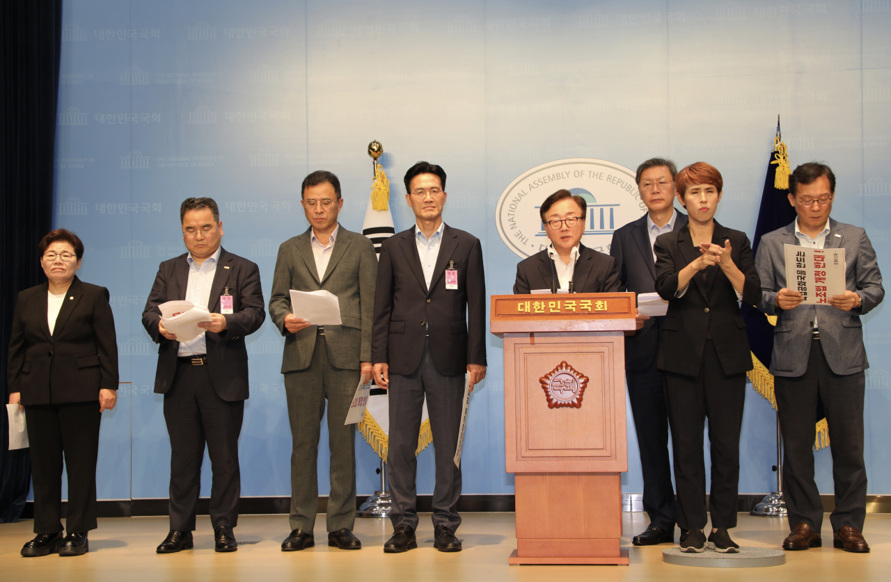 경제6단체가 18일 오후 국회 소통관에서 ‘노동조합법 개정 반대 경제6단체 공동성명’을 진행했다. 임이자(왼쪽부터) 국민의힘 의원, 박양균 중견련 상무, 박성환 무협 무역진흥본부장, 박재근 대한상의 상무, 이동근 경총 상근부회장, 김창범 한경협 상근부회장, 이명로 중기중앙회 상무. [한국경영자총협회 제공]