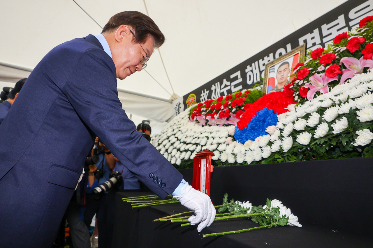 더불어민주당 이재명 전 대표가 18일 서울 중구 청계광장에 마련된 고(故) 채상병 1주기 추모 시민분향소를 찾아 헌화하고 있다. 연합뉴스