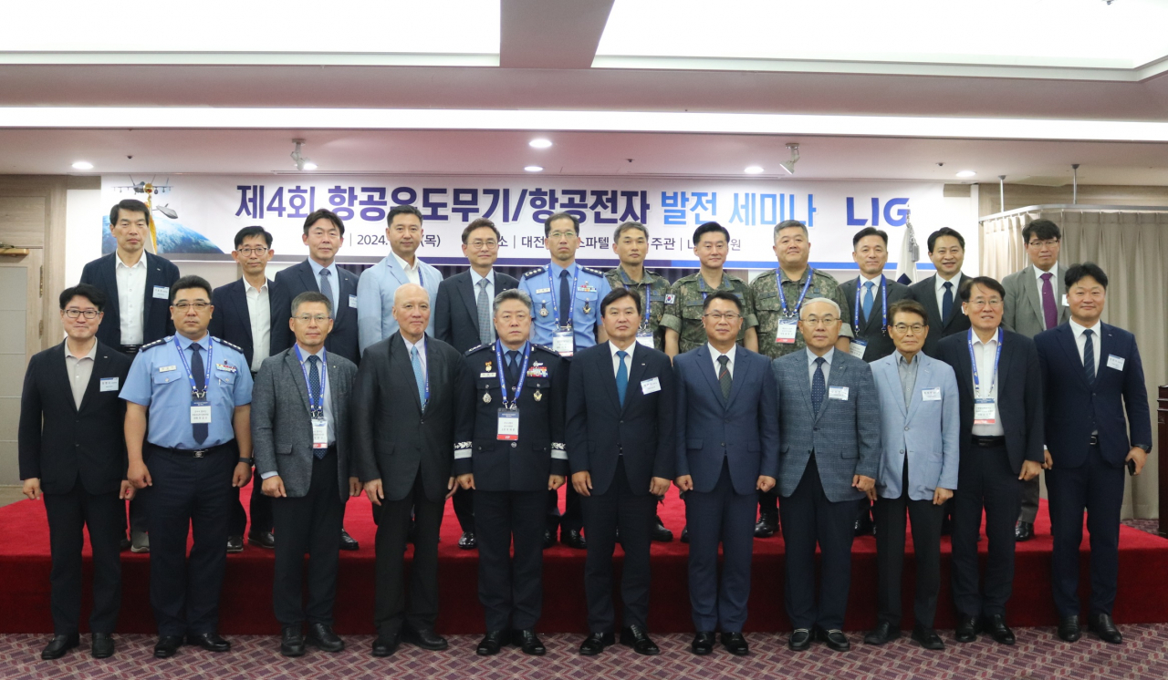 18일 대전 계룡스파텔에서 LIG넥스원이 개최한 '항공유도무기/항공전자 발전 세미나'에 참석한 민·관·군 주요 관계자들이 기념사진을 촬영하고 있다, [LIG넥스원 제공]