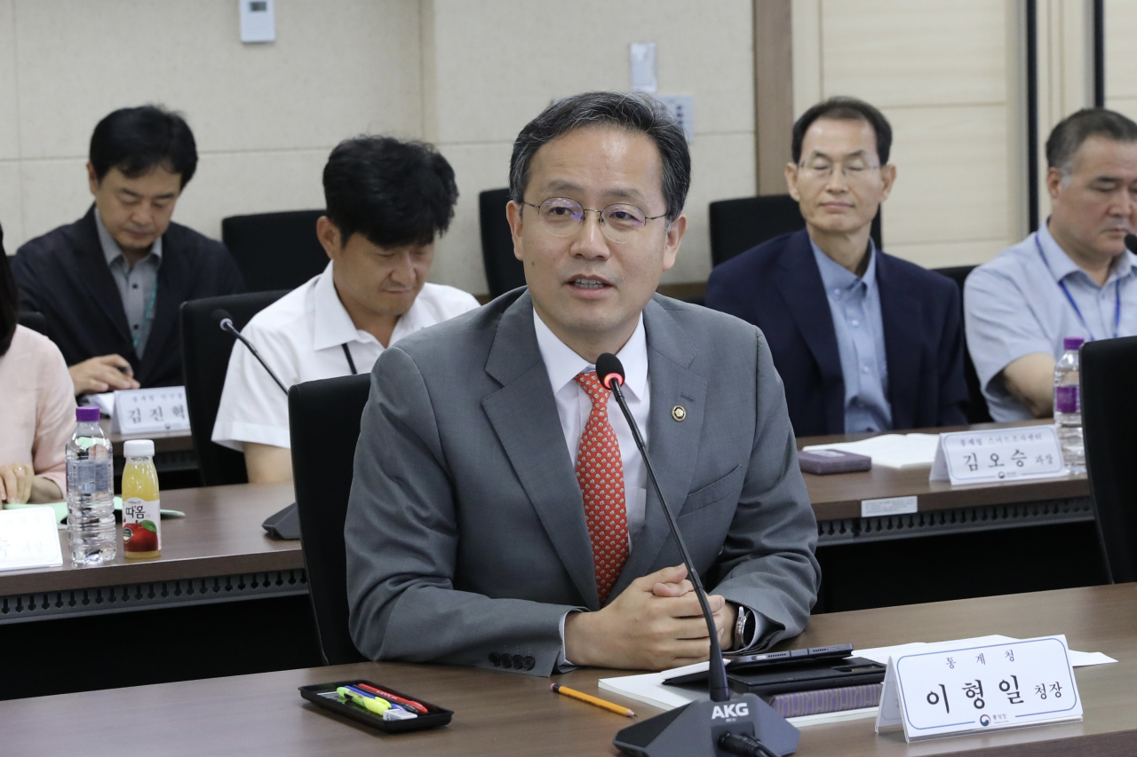 이형일 통계청장이 18일 정부대전청사에서 열린 가구주택기초조사 실시본부 출범식에서 개회사를 하고 있다. [통계청 제공]