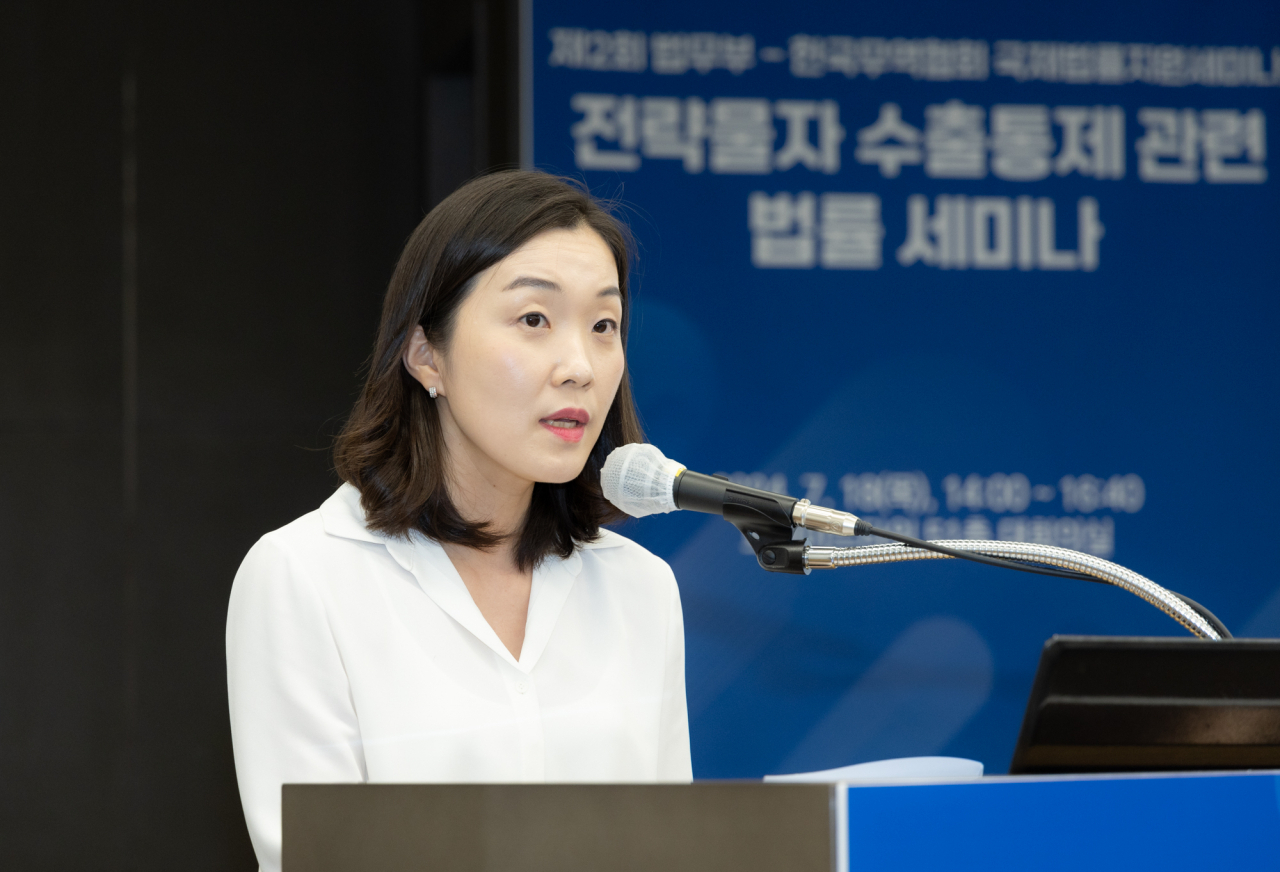 설송이 한국무역협회 기업현장지원실장이 18일 서울 삼성동 트레이드타워에서 열린 ‘전략물자 수출통제 관련 법률 세미나’에서 발언을 하고 있다. [한국무역협회 제공]