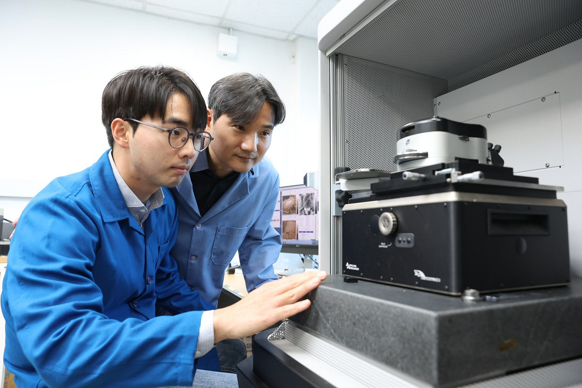 홍승범(오른쪽) KAIST 신소재공학과 교수가 이차전지 관련 연구를 수행하고 있다.[KAIST 제공]