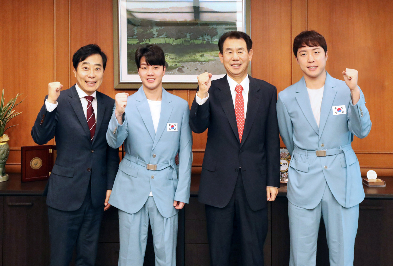 정은보(오른쪽 두 번째) 한국거래소 이사장이 KRX탁구단 소속 임종훈(오른쪽 첫 번재)·안재현(왼쪽 두 번째) 선수, 유남규(왼쪽 첫 번째) KRX탁구단 감독 등을 접견해 격려의 말을 전달한 후 기념 촬영을 하고 있다. [한국거래소]